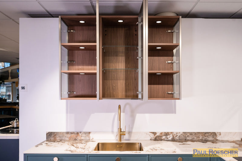 Landelijke moderne keuken in groentint met houtlook