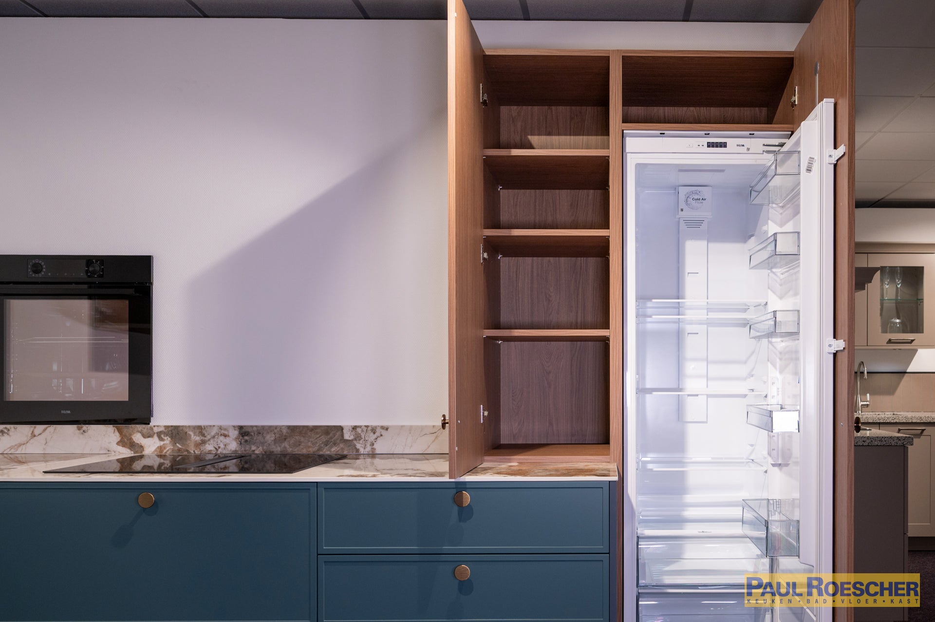 Landelijke moderne keuken in groentint met houtlook