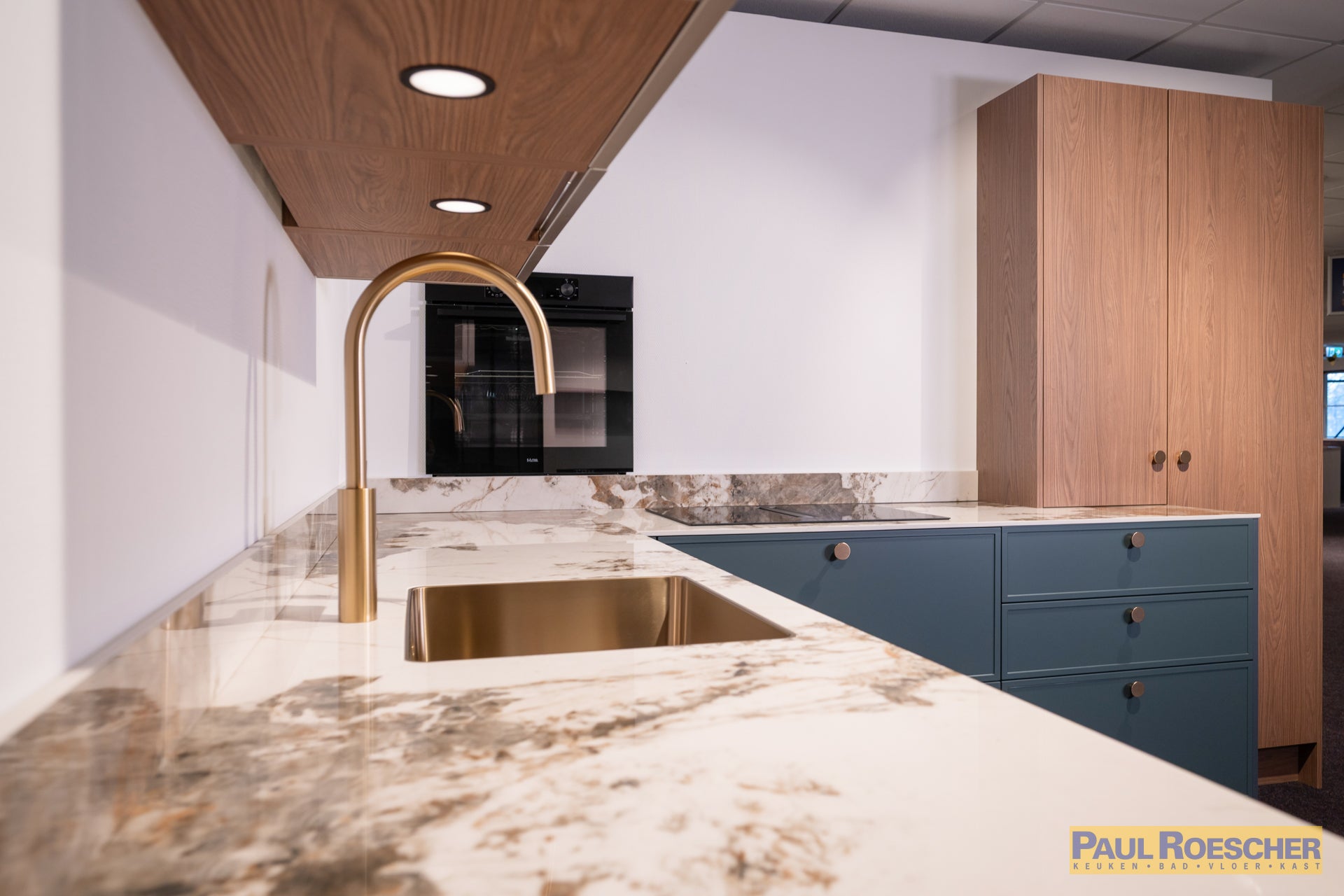 Landelijke moderne keuken in groentint met houtlook