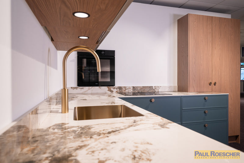 Landelijke moderne keuken in groentint met houtlook