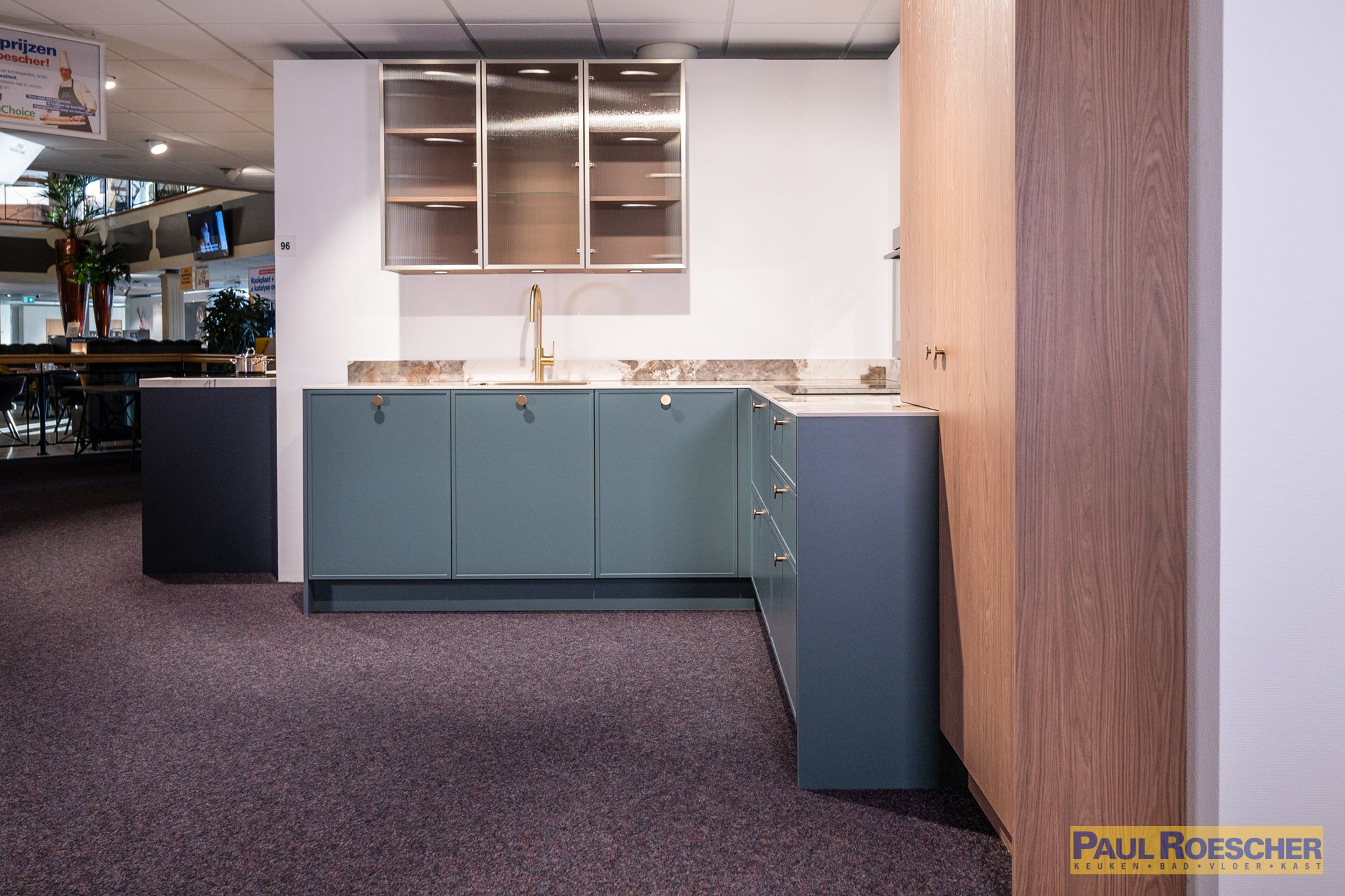 Landelijke moderne keuken in groentint met houtlook