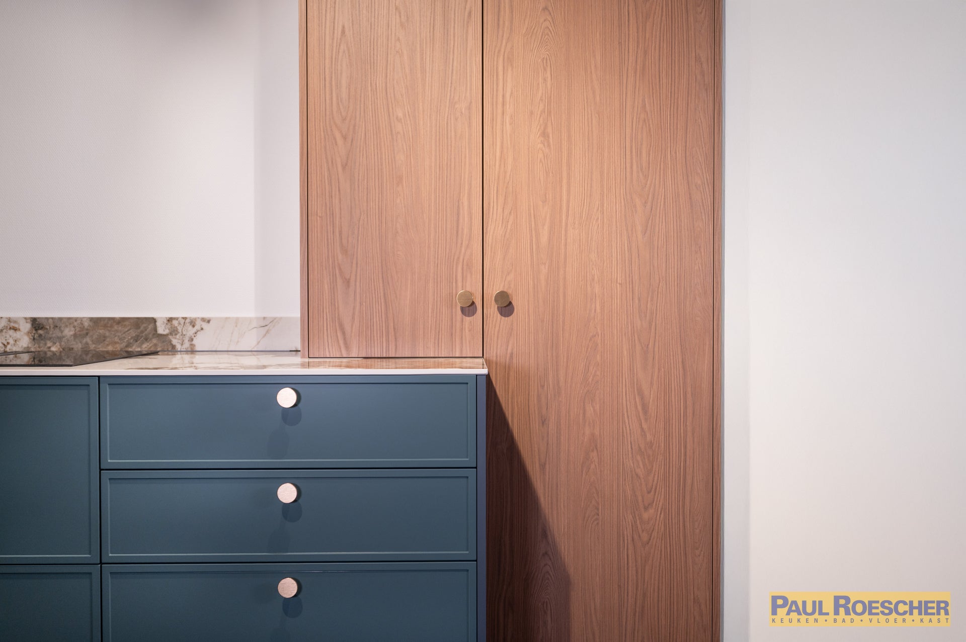 Landelijke moderne keuken in groentint met houtlook