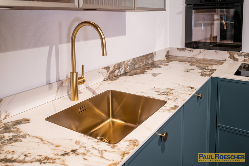 Landelijke moderne keuken in groentint met houtlook