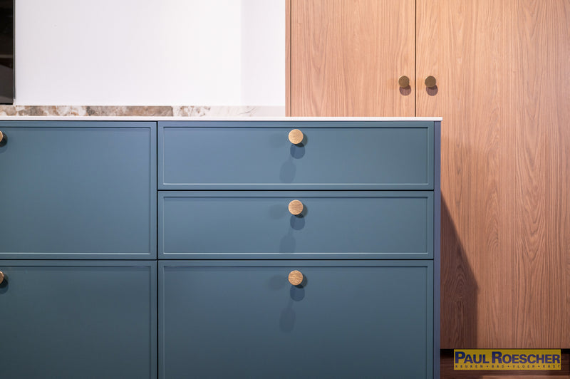 Landelijke moderne keuken in groentint met houtlook