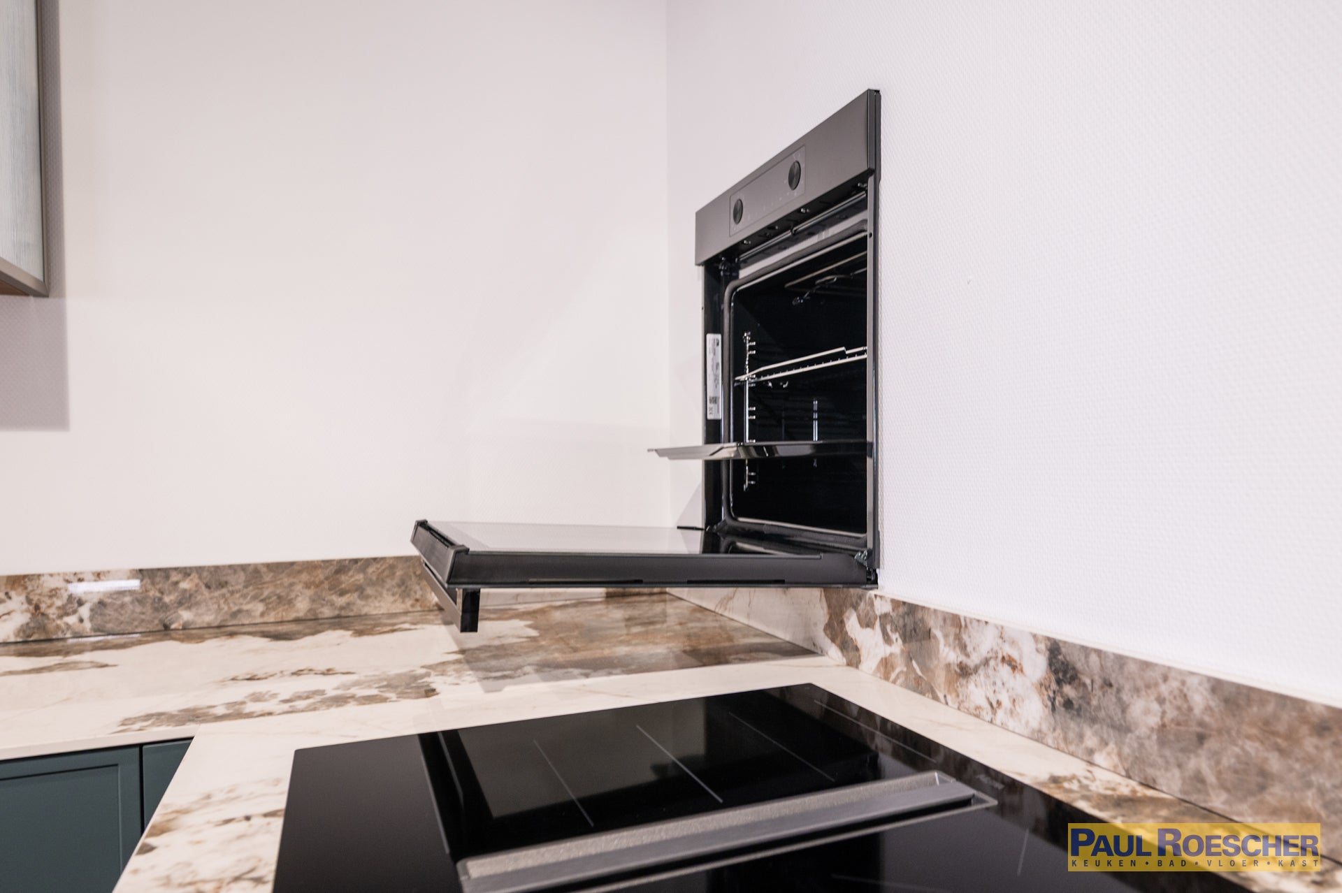 Landelijke moderne keuken in groentint met houtlook