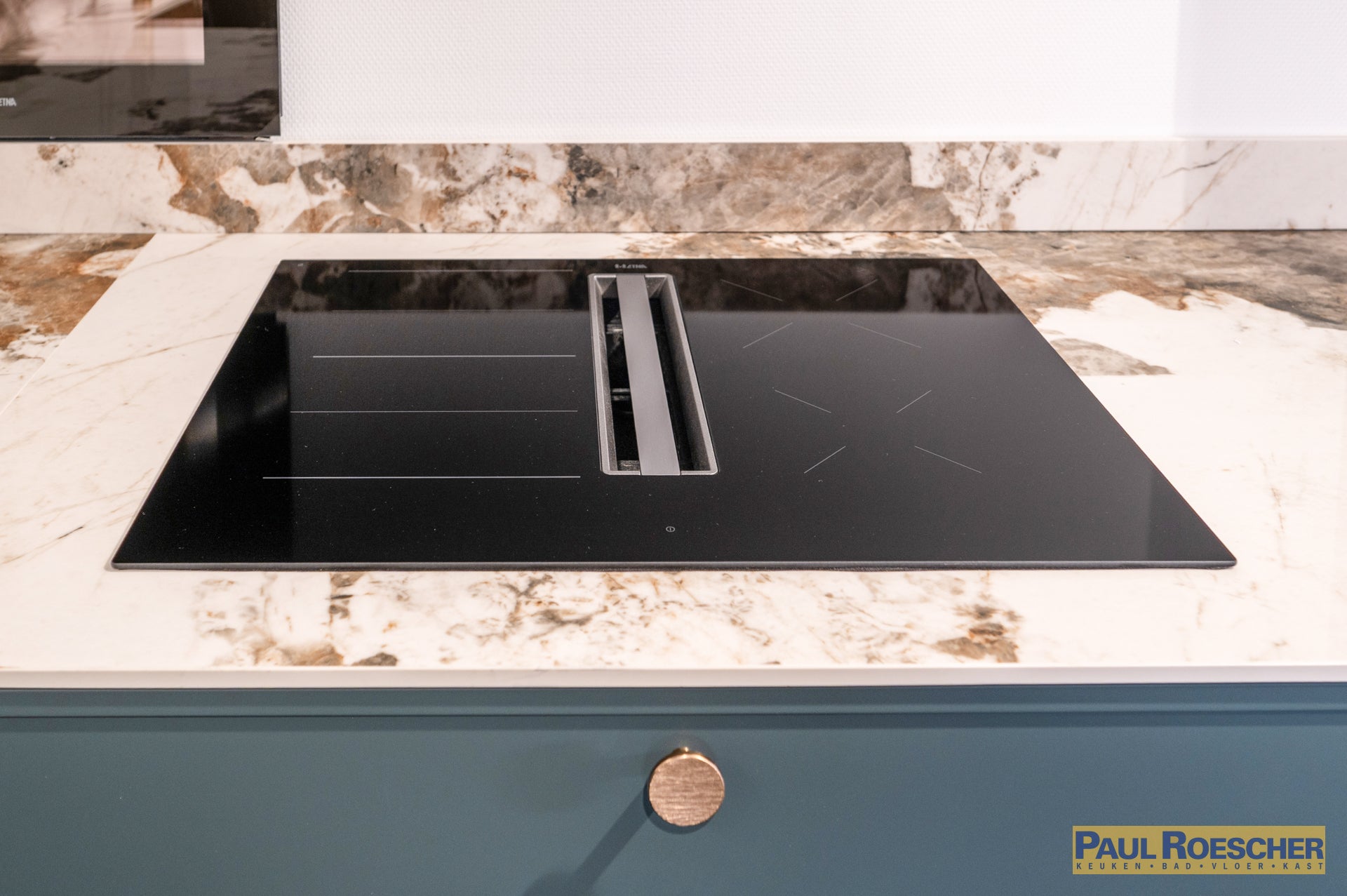 Landelijke moderne keuken in groentint met houtlook
