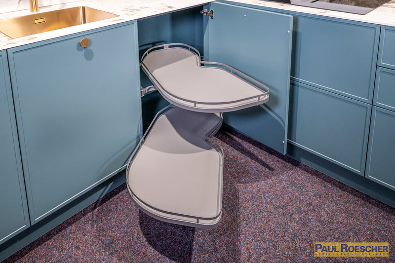 Landelijke moderne keuken in groentint met houtlook