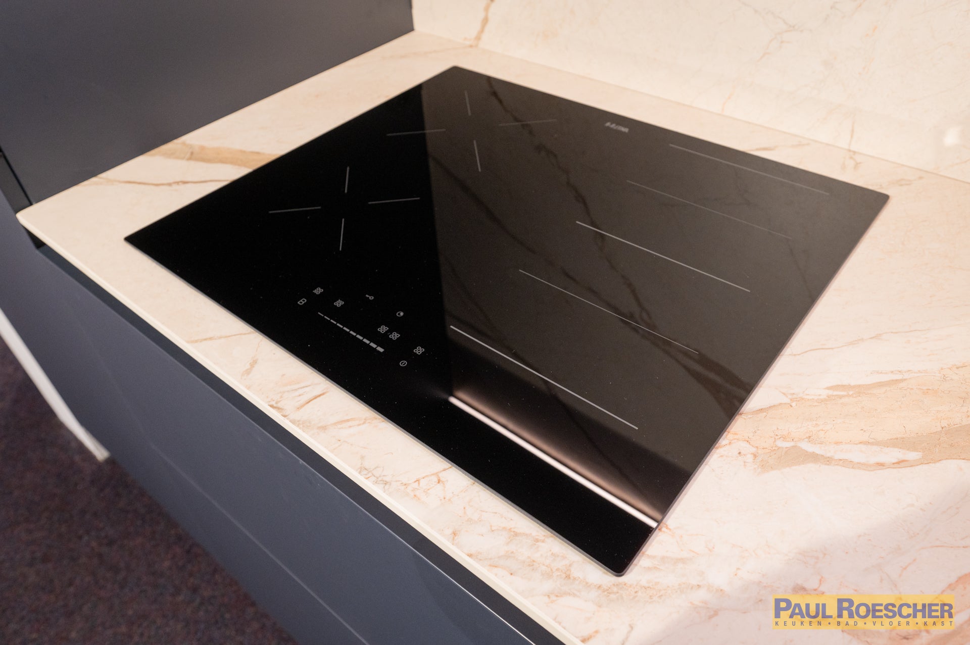 Moderne keuken met blauwtint en gouden elementen