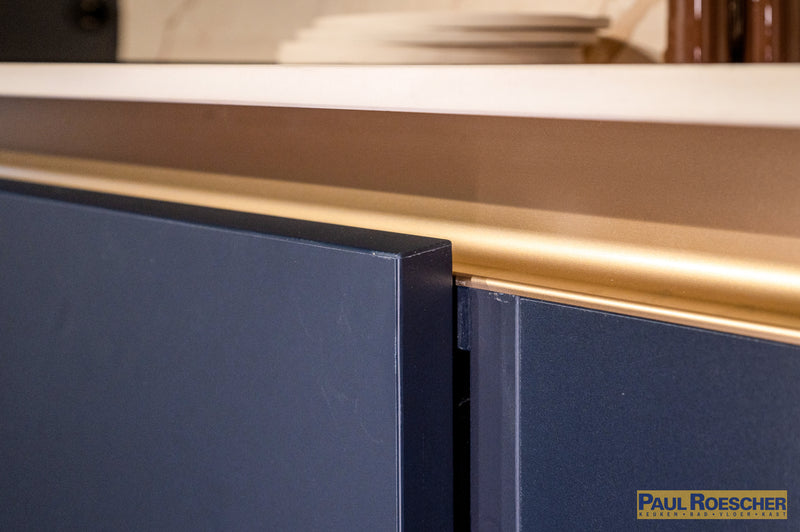 Moderne keuken met blauwtint en gouden elementen