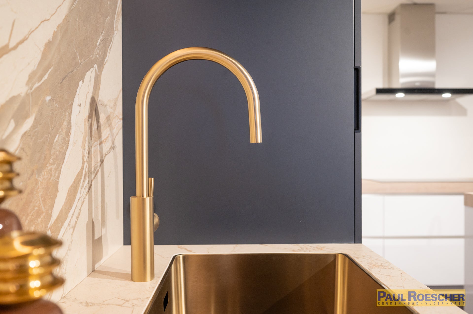 Moderne keuken met blauwtint en gouden elementen