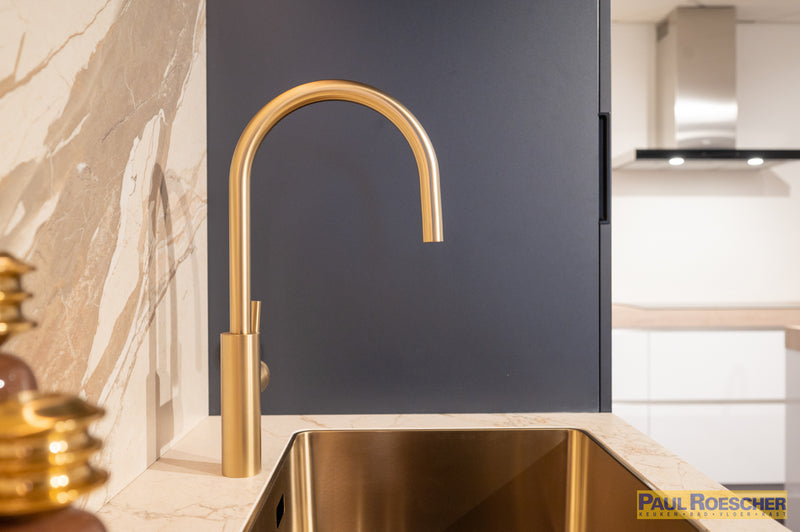 Moderne keuken met blauwtint en gouden elementen