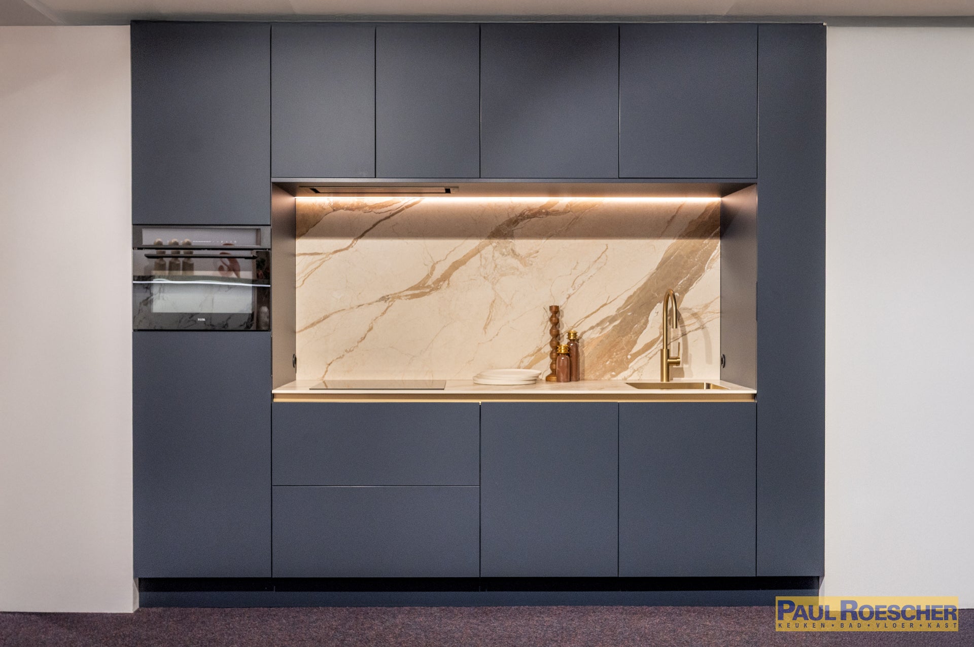 Moderne keuken met blauwtint en gouden elementen