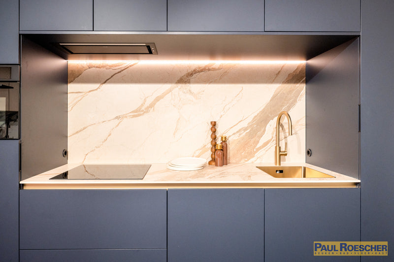 Moderne keuken met blauwtint en gouden elementen