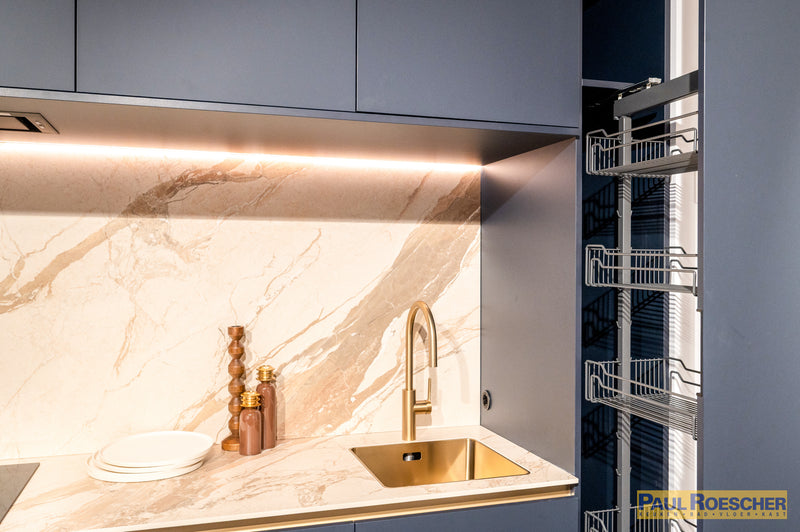 Moderne keuken met blauwtint en gouden elementen