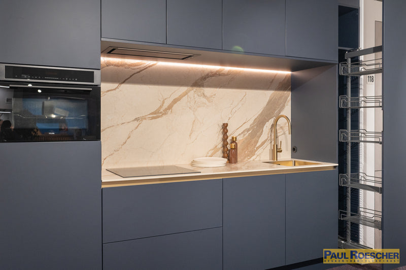 Moderne keuken met blauwtint en gouden elementen