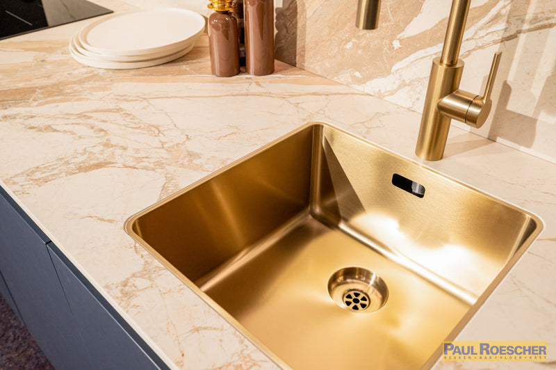 Moderne keuken met blauwtint en gouden elementen