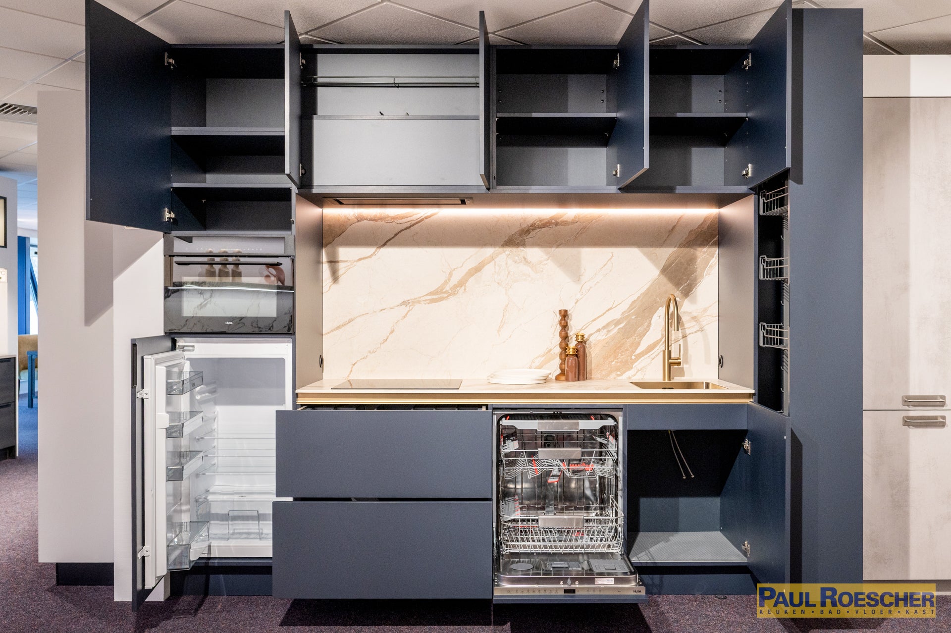 Moderne keuken met blauwtint en gouden elementen