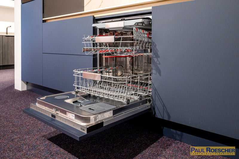 Moderne keuken met blauwtint en gouden elementen