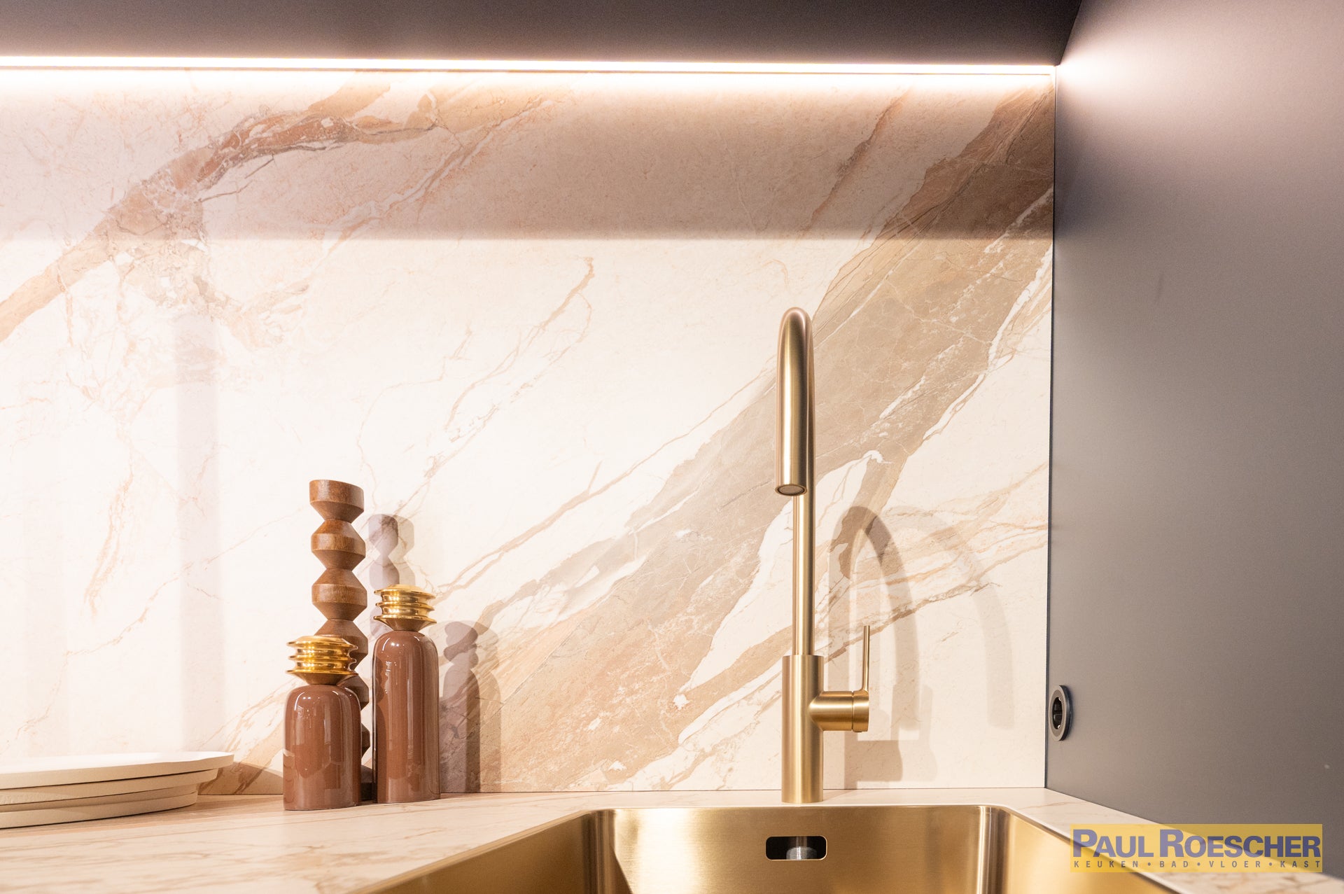 Moderne keuken met blauwtint en gouden elementen