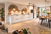 Moderne witte keuken met houten elementen