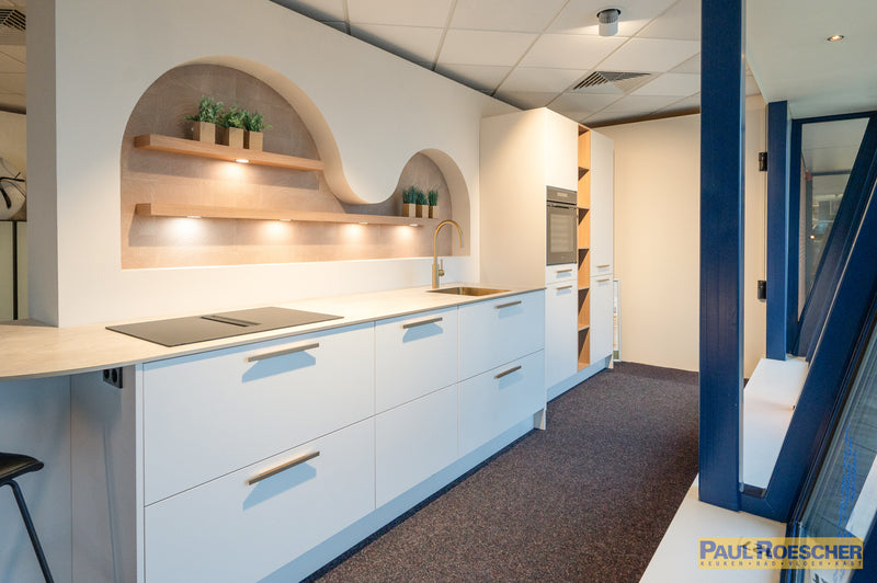 Moderne witte keuken met houten elementen