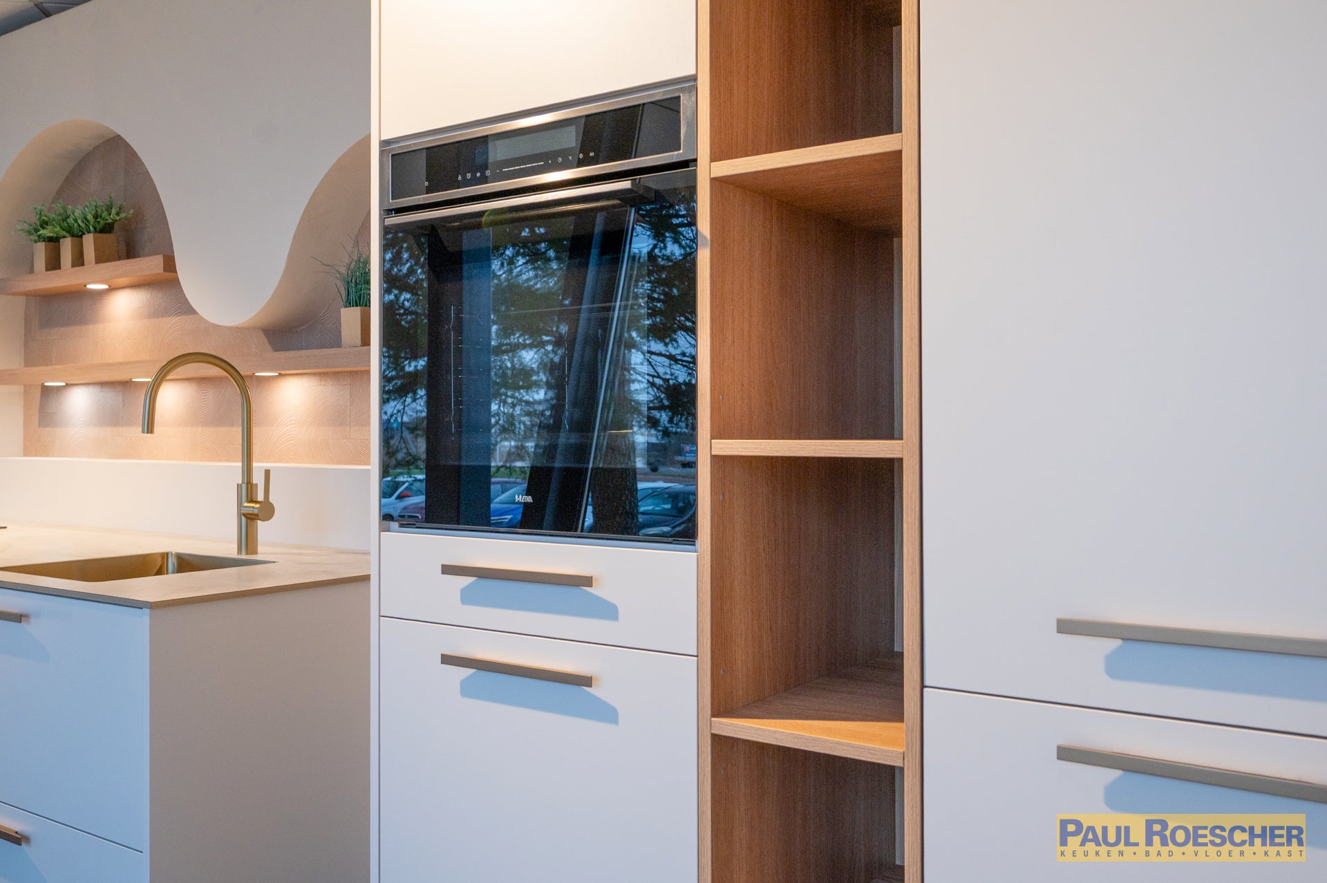 Moderne witte keuken met houten elementen