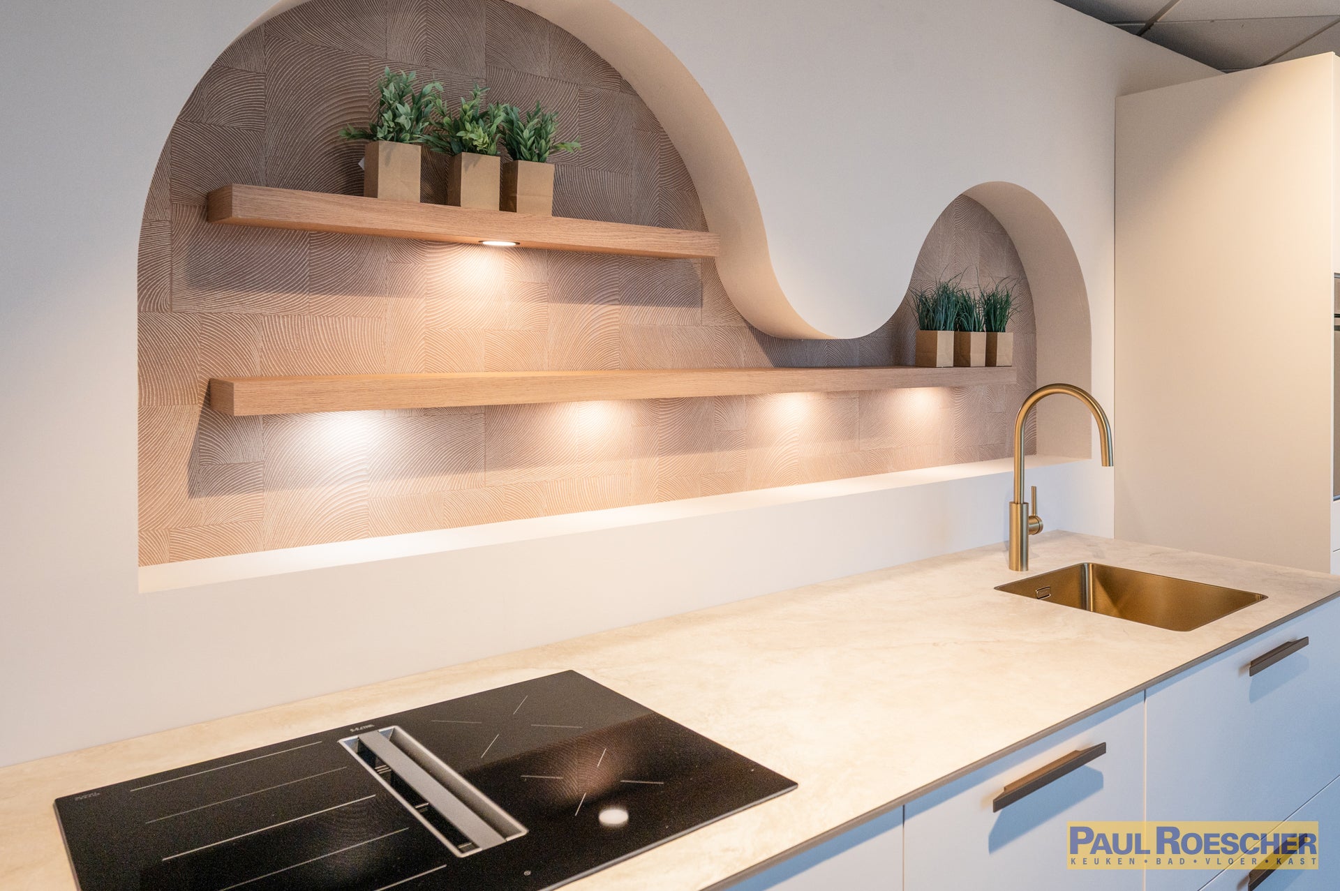 Moderne witte keuken met houten elementen