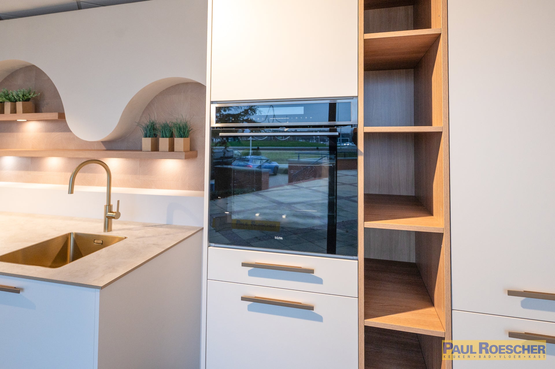 Moderne witte keuken met houten elementen