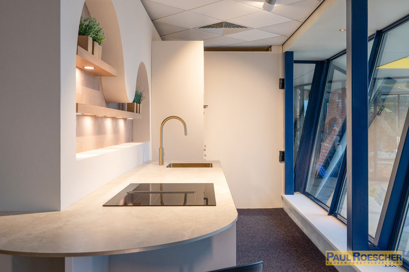 Moderne witte keuken met houten elementen