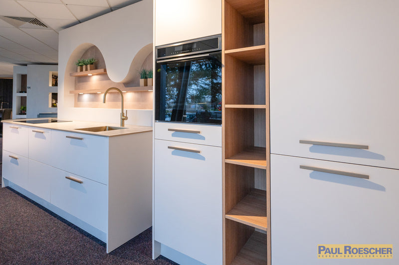 Moderne witte keuken met houten elementen