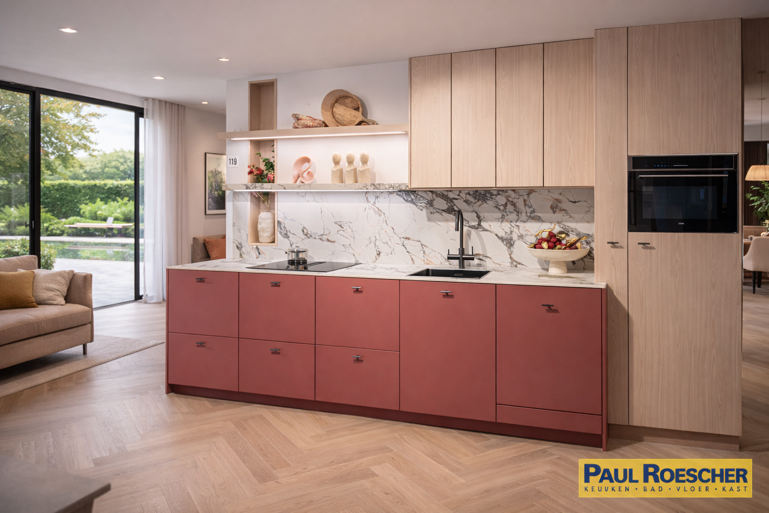 Roze keuken met houtlook hoge kasten