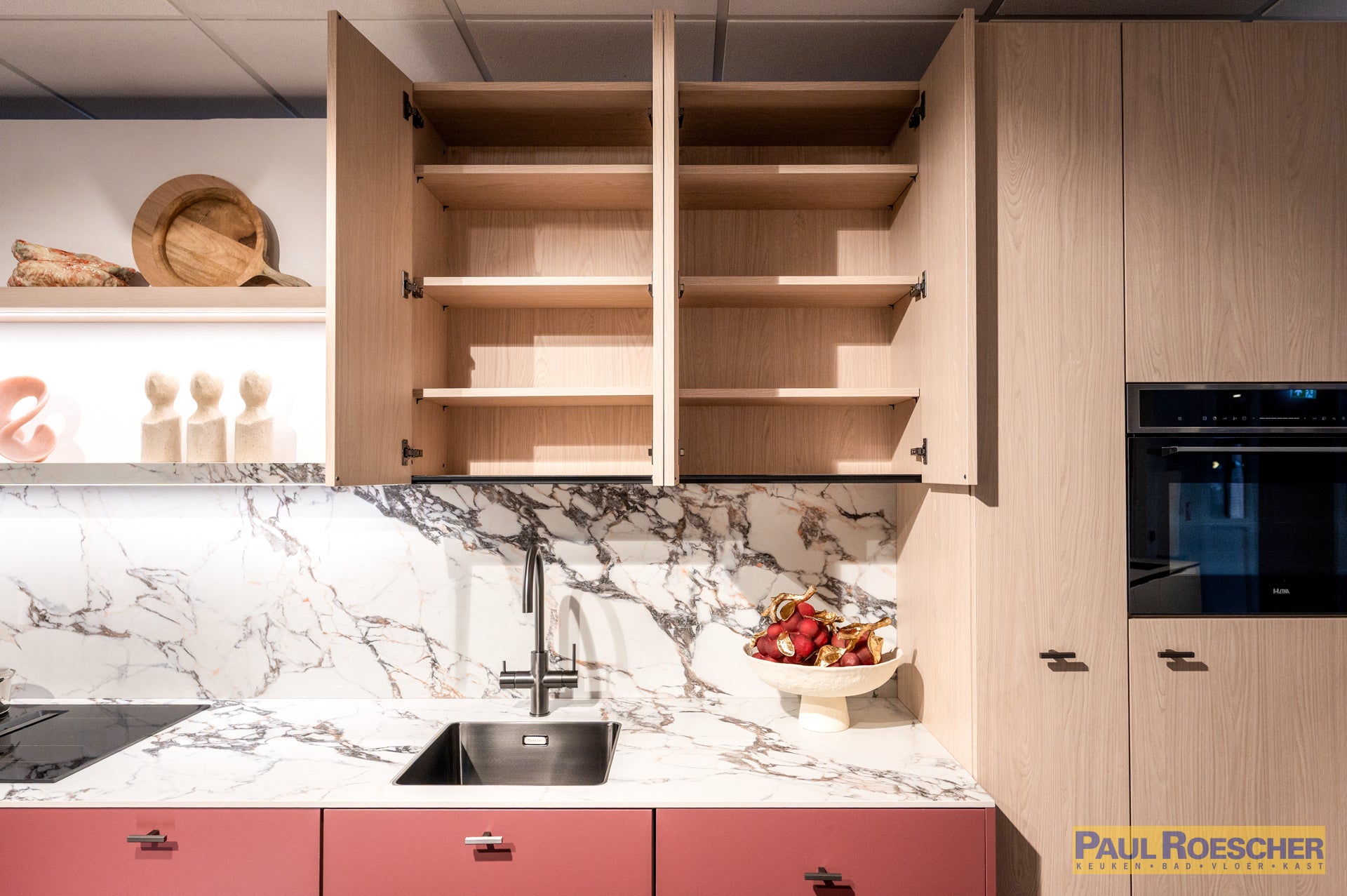 Roze keuken met houtlook hoge kasten