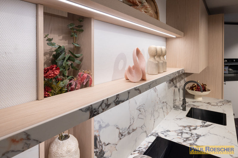 Roze keuken met houtlook hoge kasten