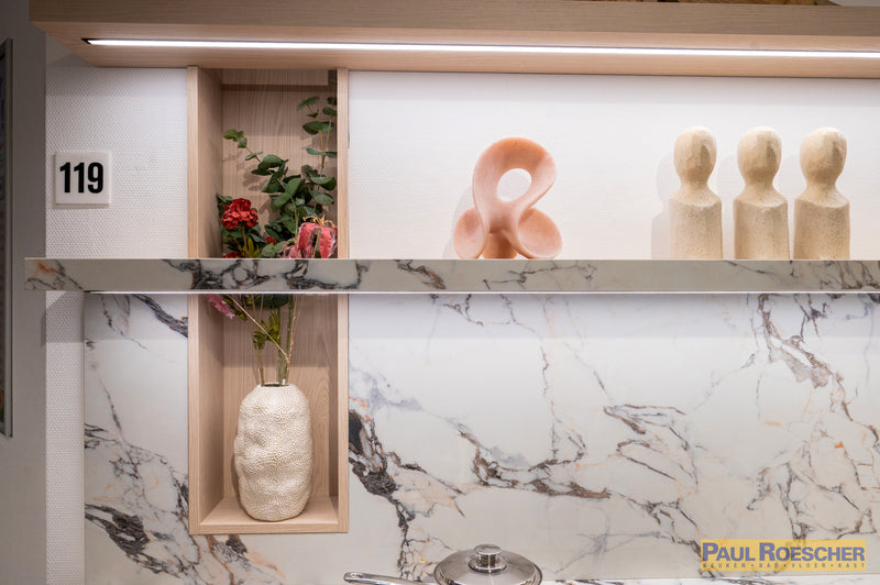 Roze keuken met houtlook hoge kasten