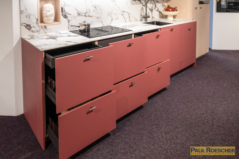 Roze keuken met houtlook hoge kasten