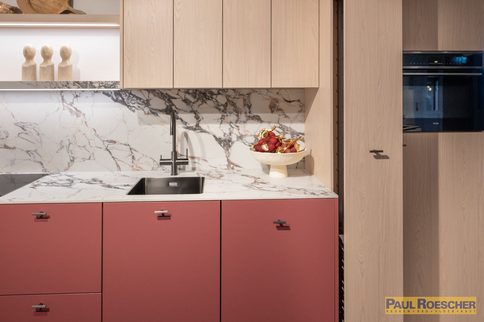 Roze keuken met houtlook hoge kasten