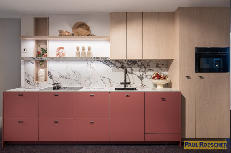 Roze keuken met houtlook hoge kasten