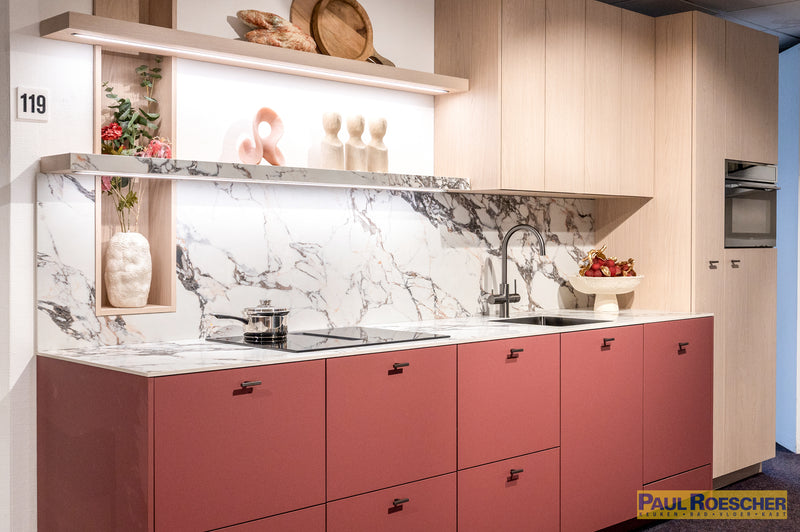 Roze keuken met houtlook hoge kasten