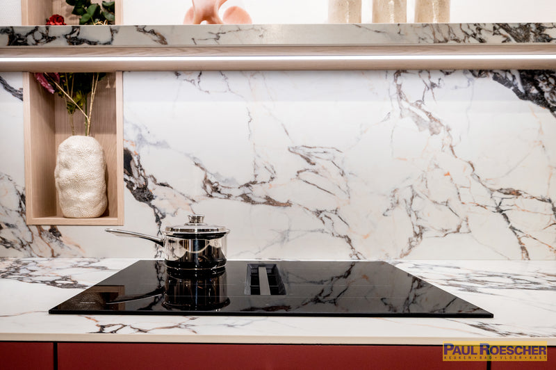 Roze keuken met houtlook hoge kasten