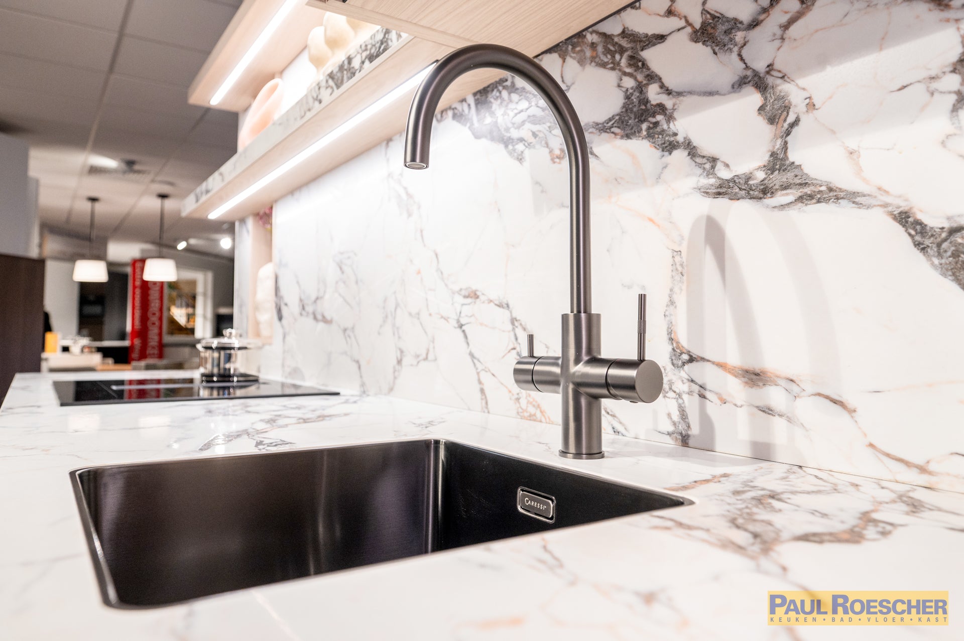 Roze keuken met houtlook hoge kasten