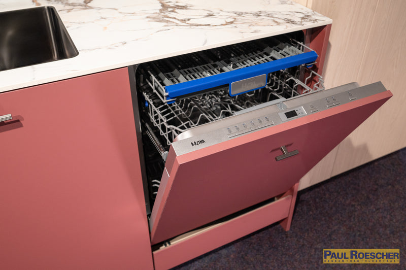 Roze keuken met houtlook hoge kasten