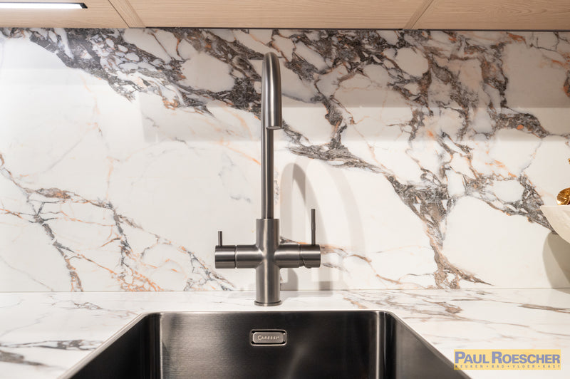 Roze keuken met houtlook hoge kasten