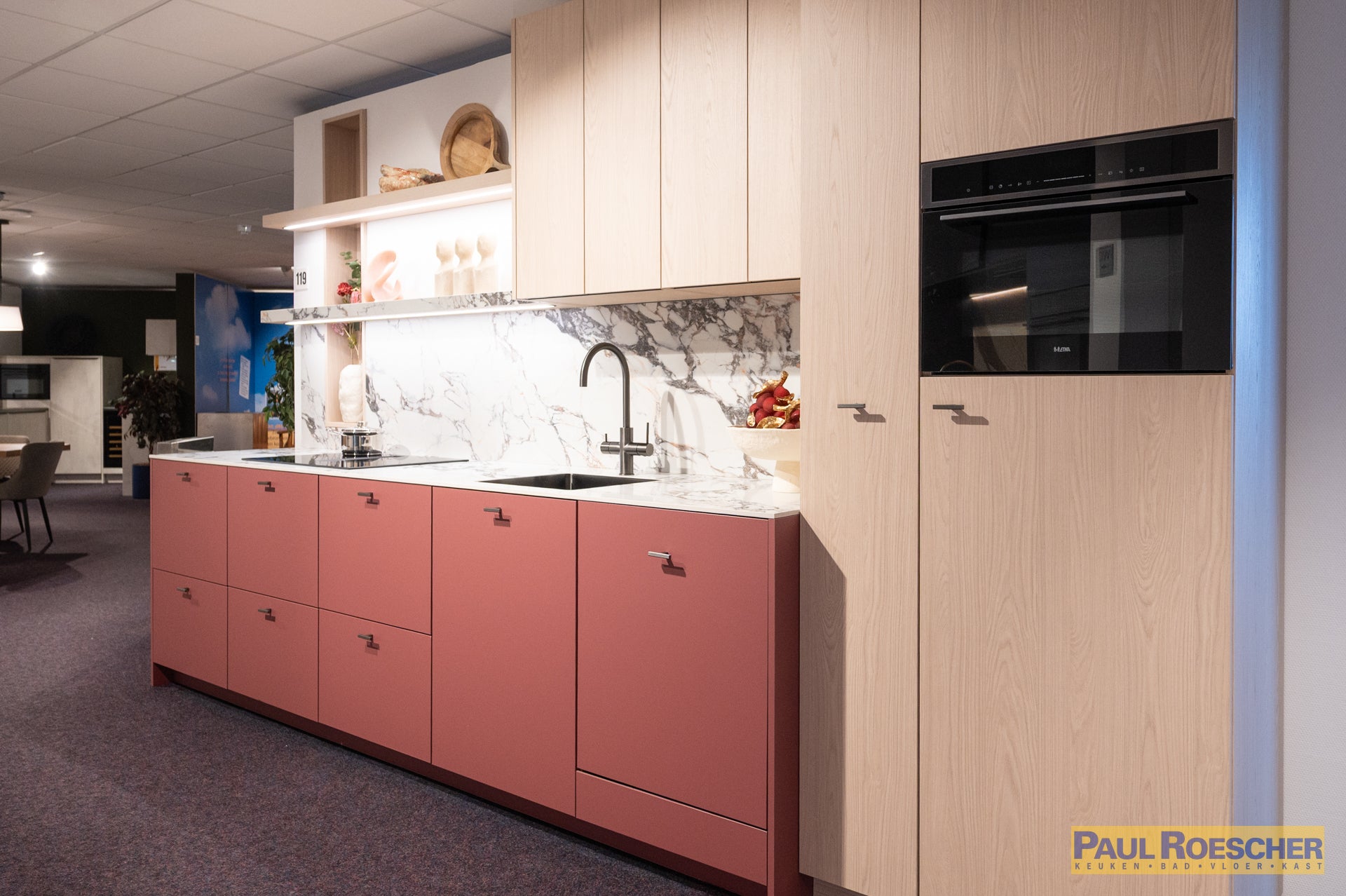 Roze keuken met houtlook hoge kasten