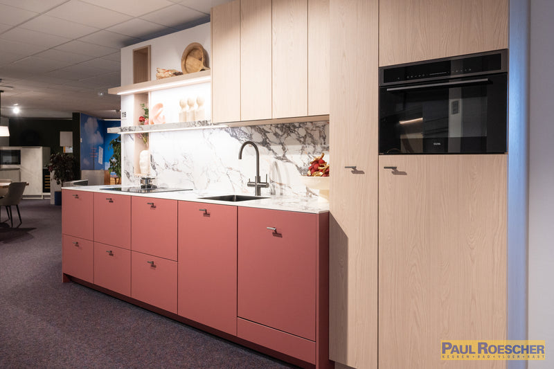 Roze keuken met houtlook hoge kasten