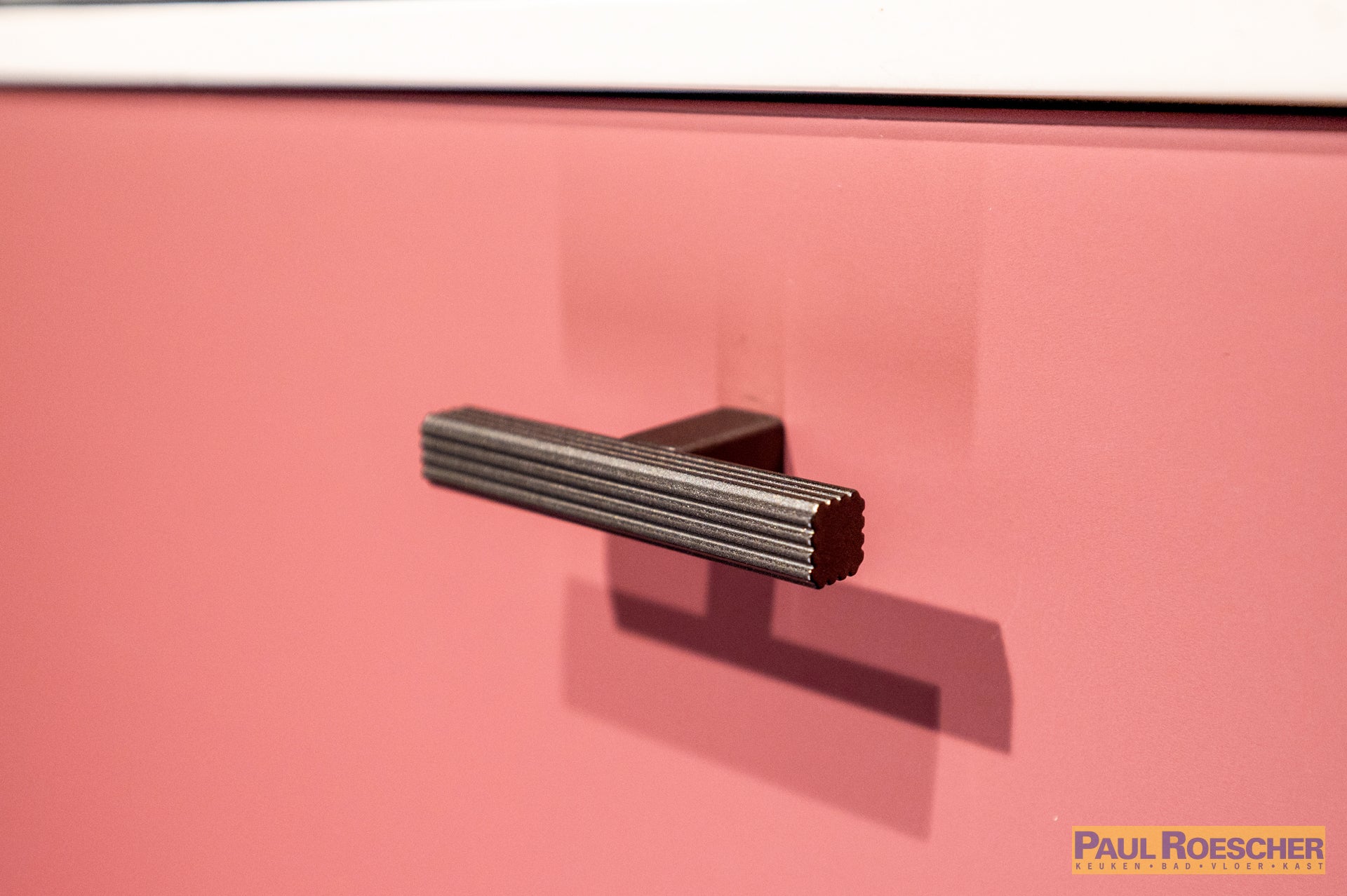 Roze keuken met houtlook hoge kasten