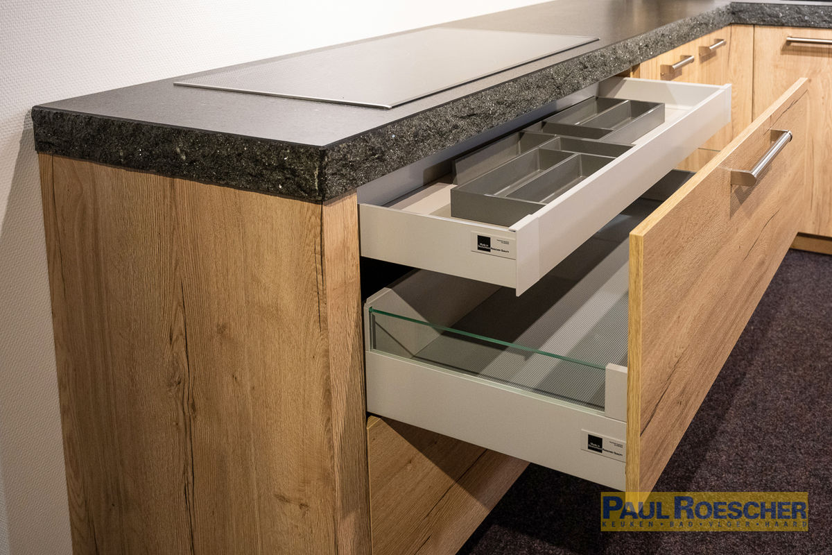 Solide luxe keuken met dik natuurstenen blad