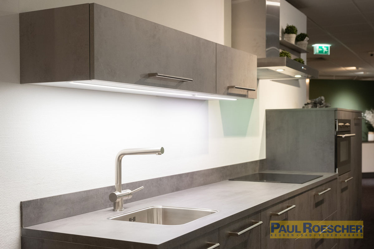Strakke designkeuken met RVS details