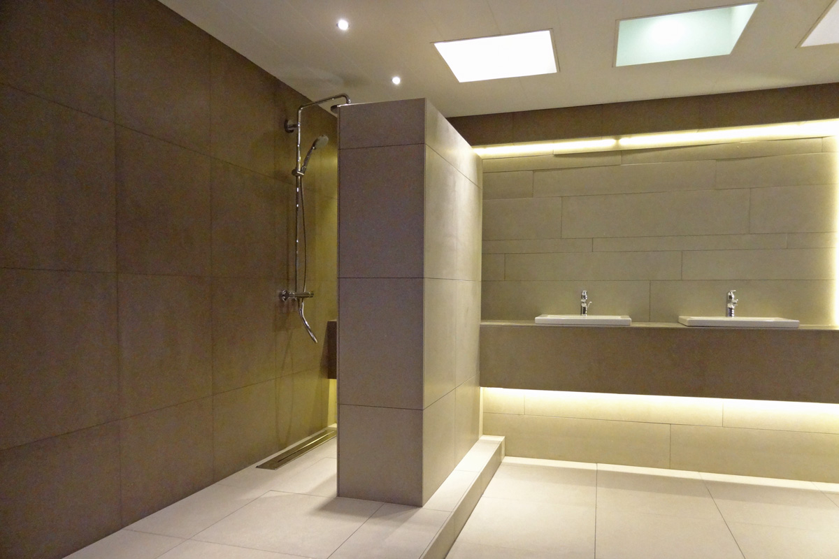 Moderne badkamers van Paul Roescher