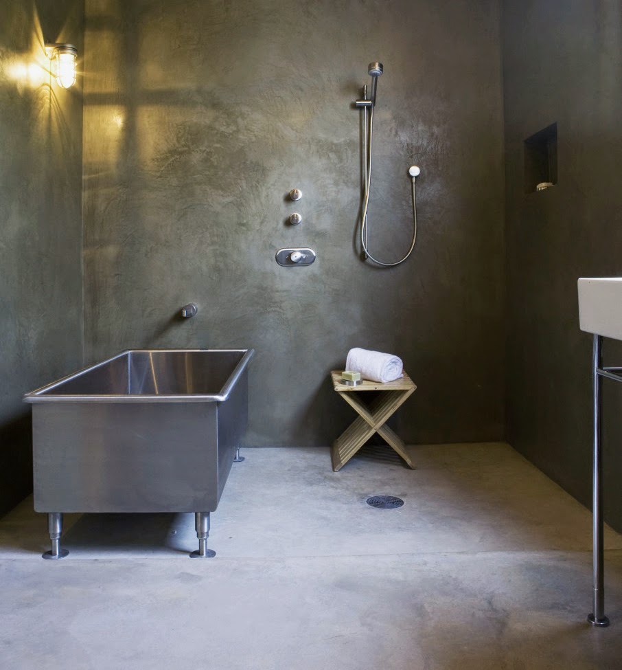 Industriële badkamer met open douche en bad