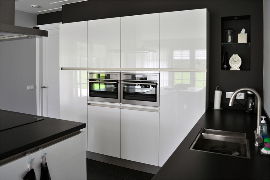 Een zwart met wit gecombineerde greeploze keuken